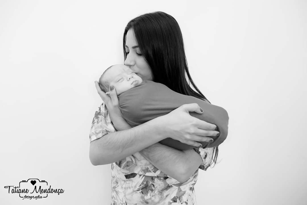 mãe com bebê arco-íris