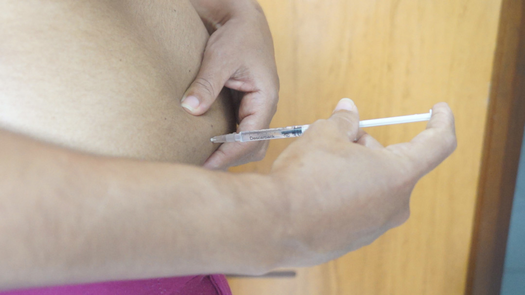 aplicando a enoxaparina na barriga