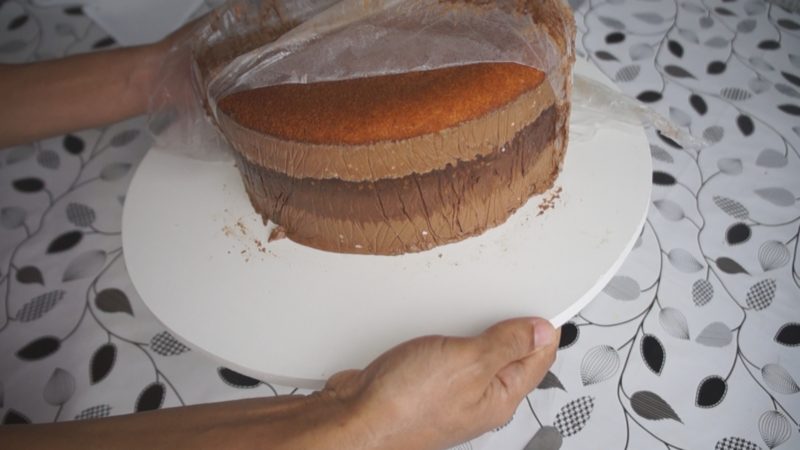 BOLO SUPER FÁCIL DE MASSA BRANCA COM RECHEIO DE MOUSSE DE CHOCOLATE E DIAMANTE NEGRO